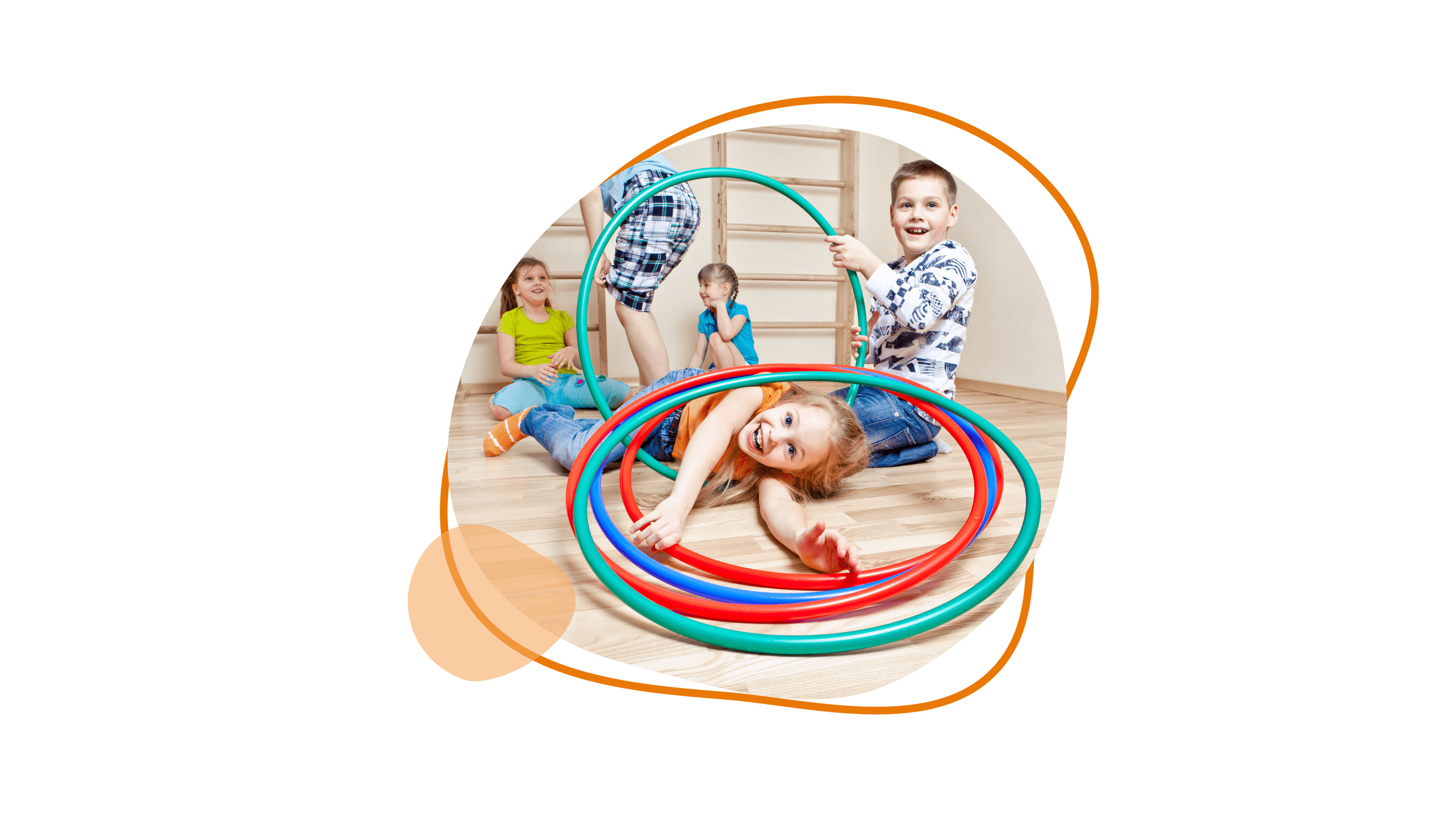 Kinder spielen fröhlich mit bunten Reifen in einem Bewegungsraum im Kindergarten.