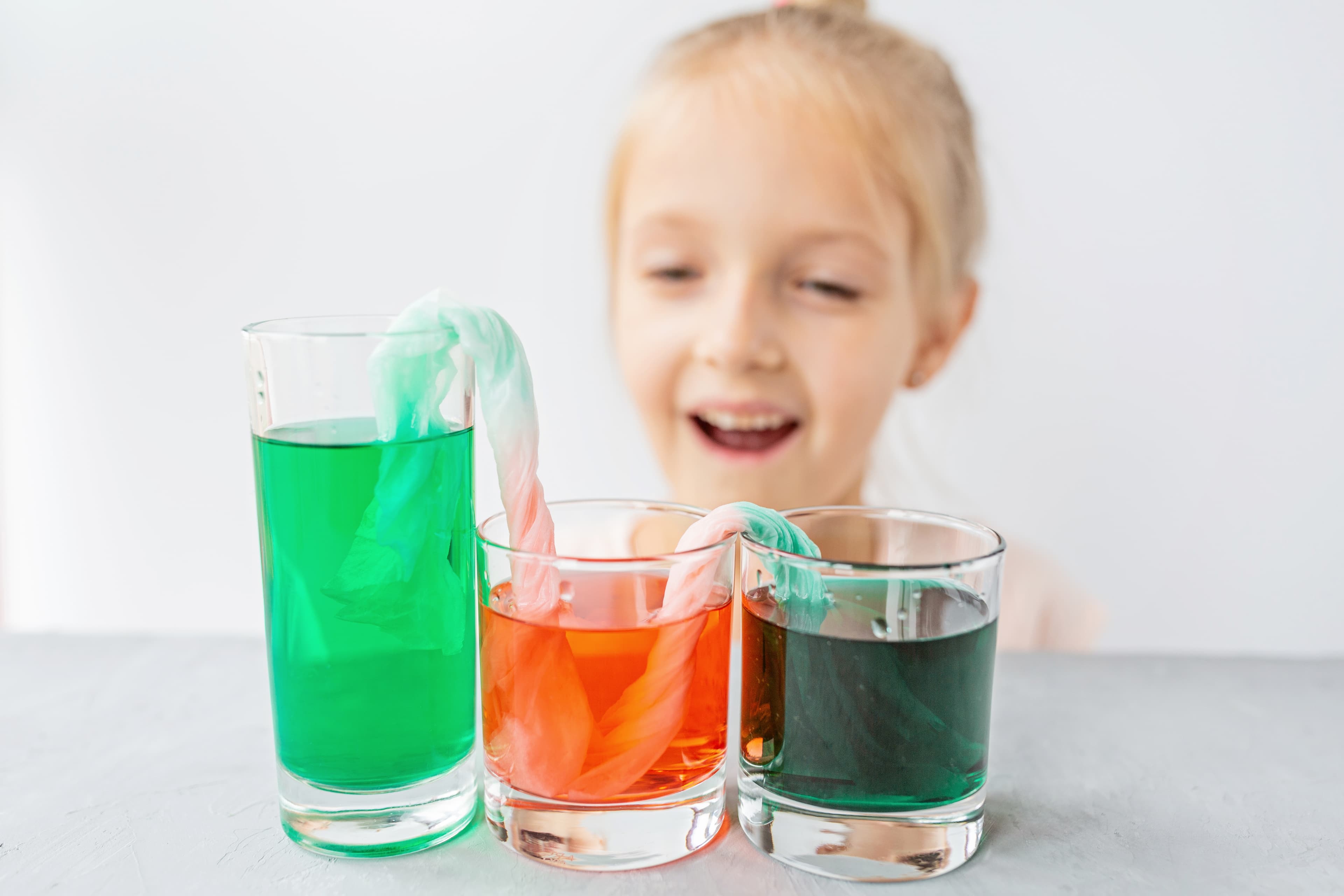 Mädchen staunt über Farb-Experiment.