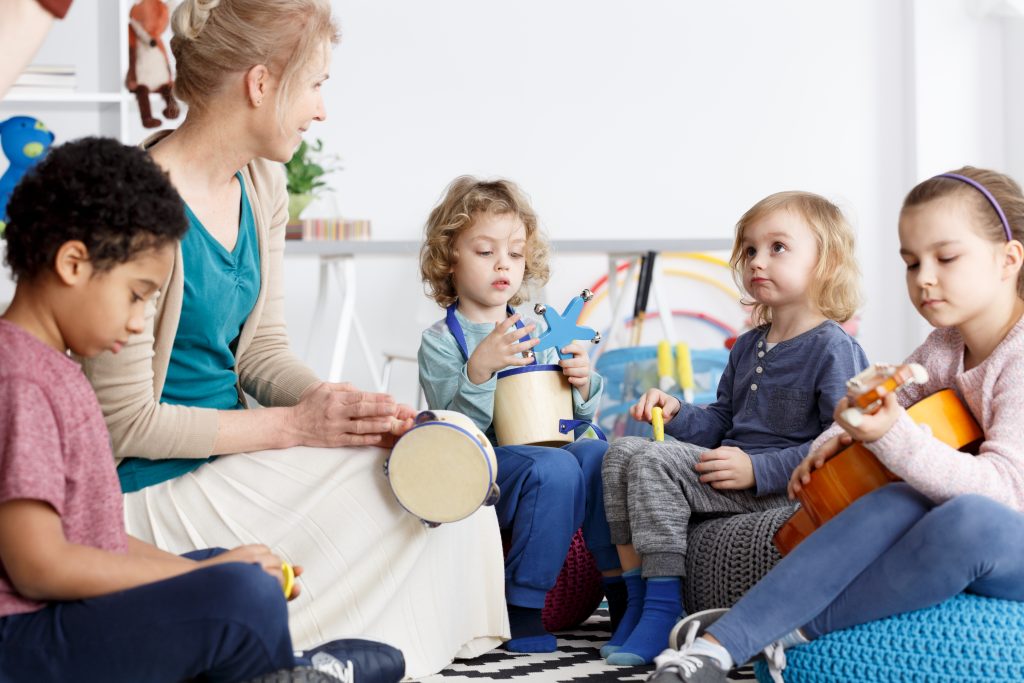 Tagesmutter und Tageskinder musizieren