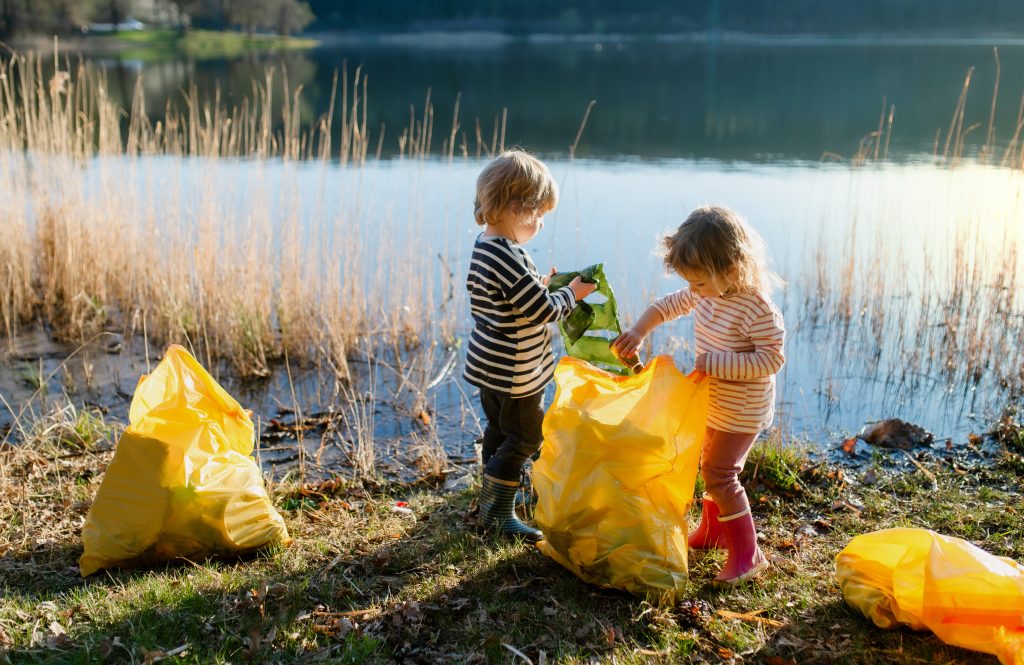 Kinder sammeln Müll und fördern ihr Umweltbewusstsein